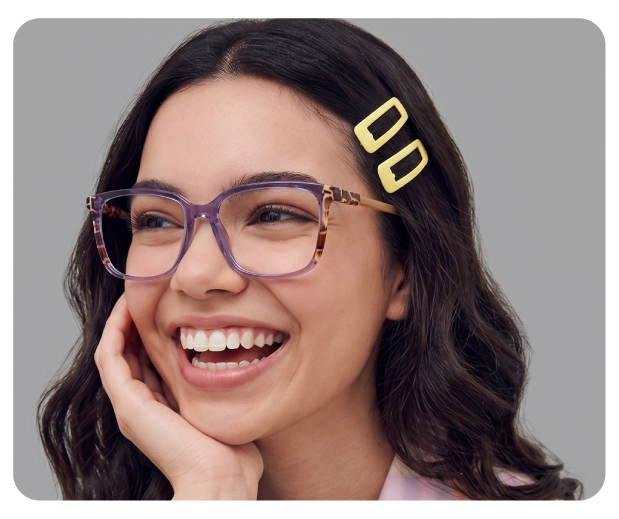 Mujer sonriendo con montura violeta de acetato